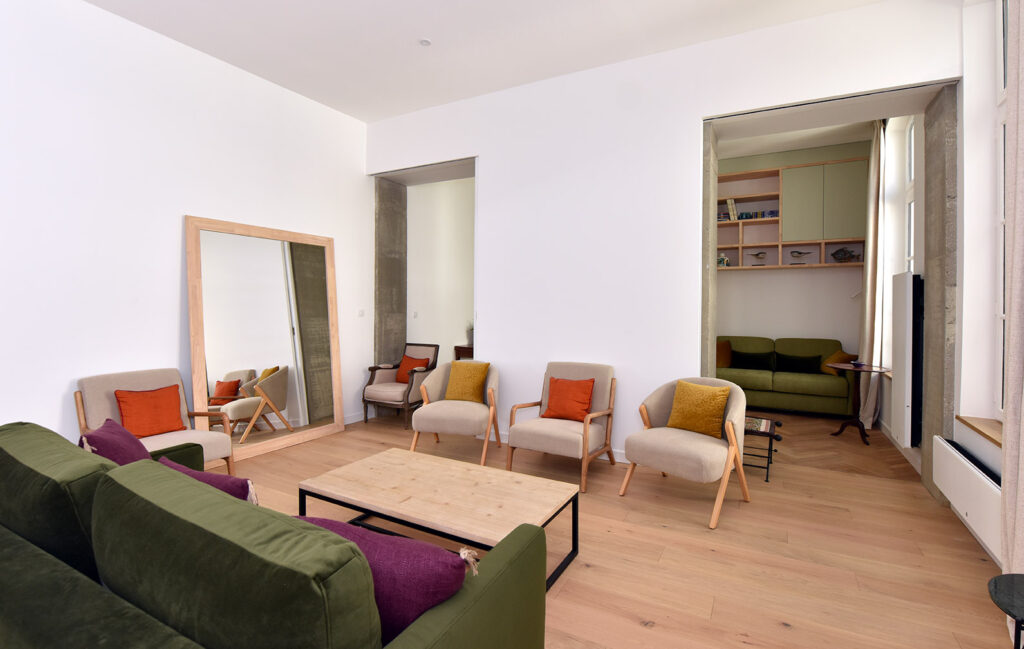 Vue intérieure de l'appartement depuis la cuisine Architecte pour rénovation haut de gamme d’appartement à La Rochelle – aménagement intérieur rue de l’Escale, ouverture dans murs porteurs et suivi de chantier