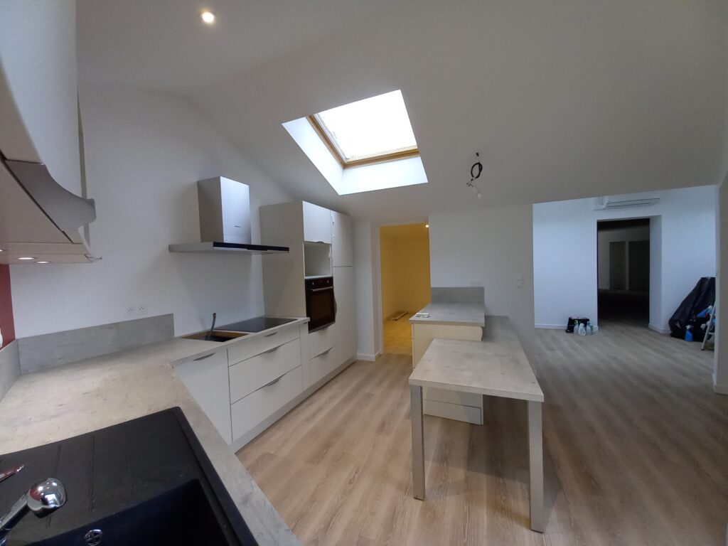 Vue intérieure de la maison depuis la cuisine Architecte pour rénovation de maison à La Rochelle – mise en accessibilité PMR et suivi de chantier