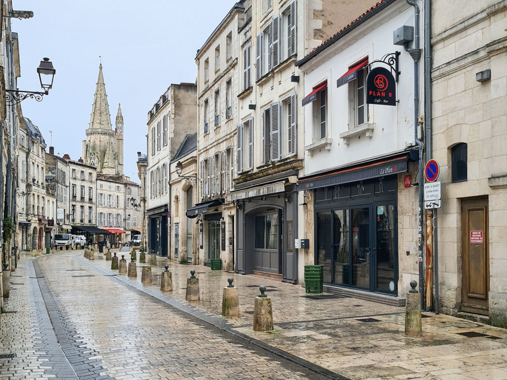 Vue extérieure du commerce depuis la rue Saint-Jean du Pérot à La Rochelle Architecte pour aménagement de local commercial à La Rochelle – permis de construire en secteur sauvegardé