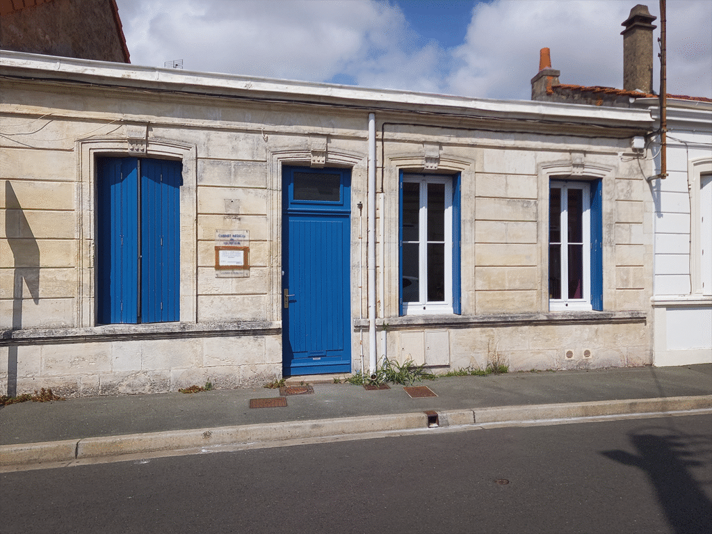 Vue extérieure de la maison depuis la rue Architecte pour rénovation et aménagement intérieur de maison à Rochefort – suivi de chantier complet