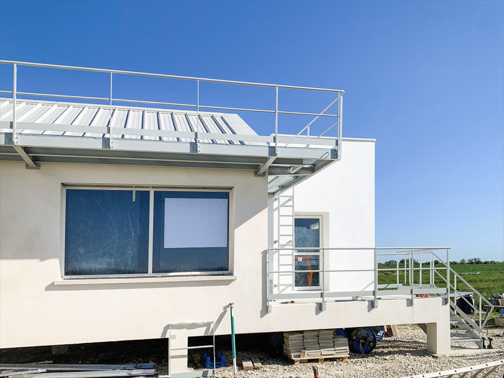 Vue extérieure d'une partie de l'extension Architecte pour construction de bâtiment neuf à Esnandes, permis de construire en Charente-Maritime, construction en site protégé
