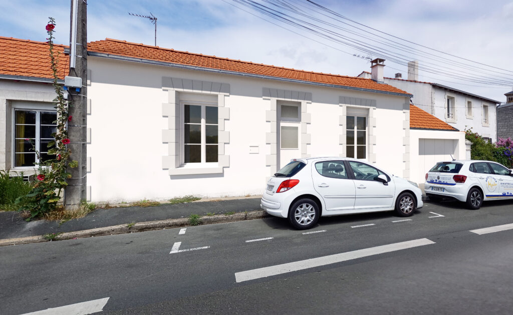 Vue extérieure de la maison depuis la rue Architecte pour extension de maison individuelle à La Rochelle, permis de construire en Charente-Maritime