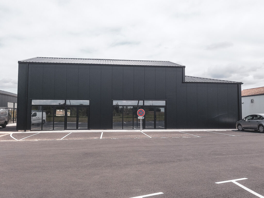 vue extérieure du bâtiment depuis la zone de stationnement Architecte pour aménagement d’espace commercial et ERP en Charente-Maritime – dépôt de permis de construire